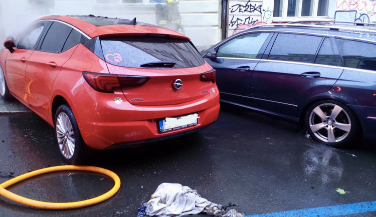 Muž vyhodil hořící předměty na auta.