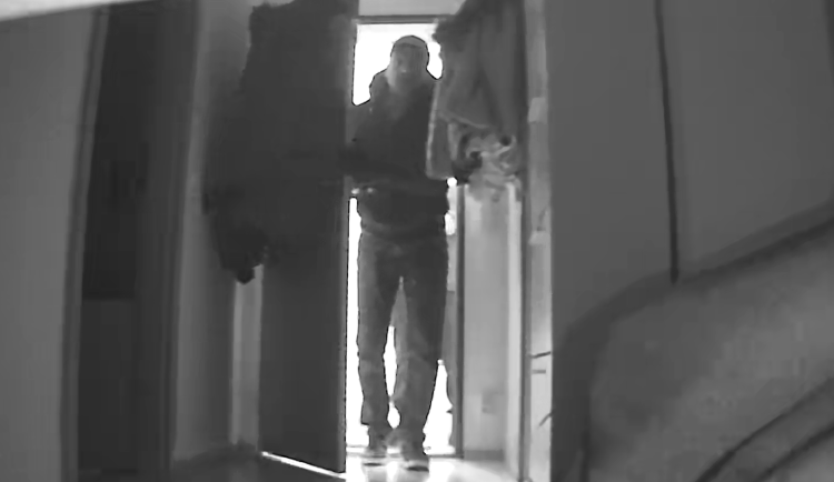 Muži ukradli peníze a šperky.