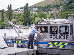 Policie má novou loď za sedm milionů. Zachrání s ní tonoucí a vytáhnou věci ze dna