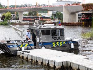 Policie má novou loď za sedm milionů. Zachrání s ní tonoucí a vytáhnou předměty ze dna