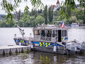 Policie má novou loď za sedm milionů. Zachrání s ní tonoucí a vytáhnou věci ze dna