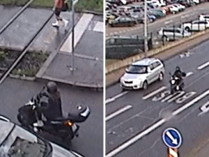 Řidička skútru srazila na přechodu v Praze 6 seniorku s vnukem v náručí, z místa ujela
