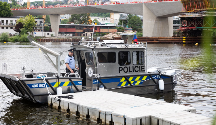 Policie má novou loď za sedm milionů. Zachrání s ní tonoucí a vytáhnou věci ze dna