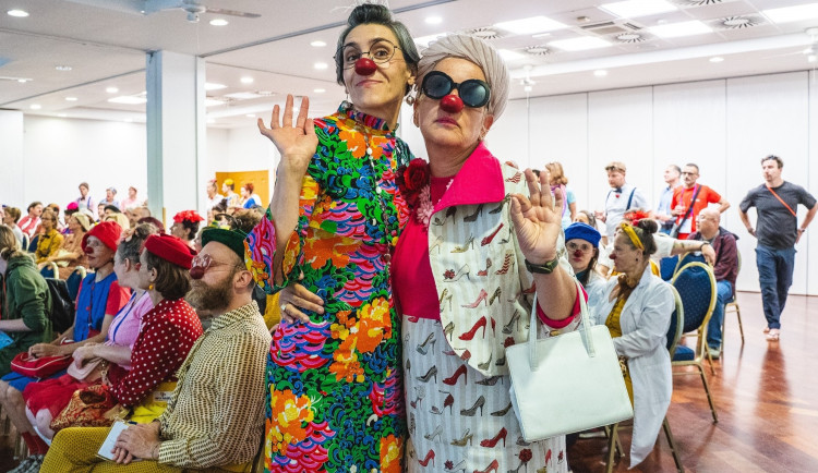 Stovka zdravotních klaunů z 11 zemí světa se vzdělává na velkém setkání profesionálů