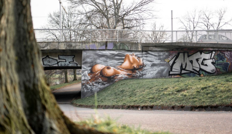 Labský most v Hradci Králové patří ode dneška graffiti, dva dny legálního umění