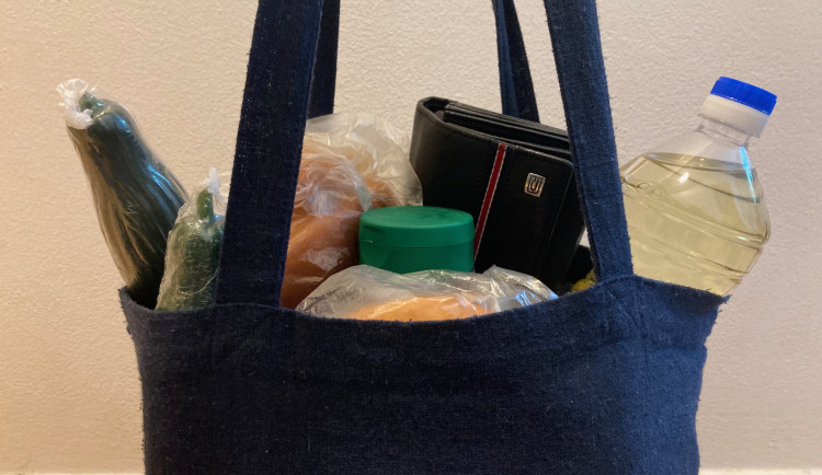 Peněžence čouhající z nákupu zloděj neodolal. Než ho policie lapila, lup utratil