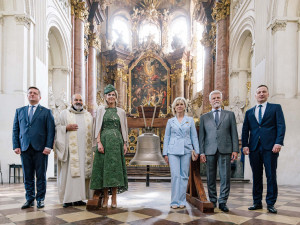 VIDEO: Nizozemská královna předala v Praze zvon ze zbytků zbraní z války na Ukrajině