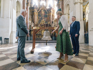 VIDEO: Nizozemská královna předala v Praze zvon ze zbytků zbraní z války na Ukrajině