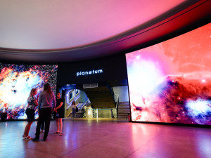 FOTO: Pražské planetárium má novou kopuli. Filmy o vesmíru lidé uvidí v 3D iluzi