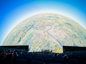 FOTO: Pražské planetárium má novou kopuli. Filmy o vesmíru lidé uvidí v 3D iluzi