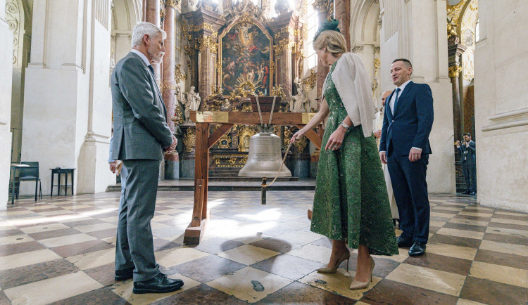 VIDEO: Nizozemská královna předala v Praze zvon ze zbytků zbraní z války na Ukrajině