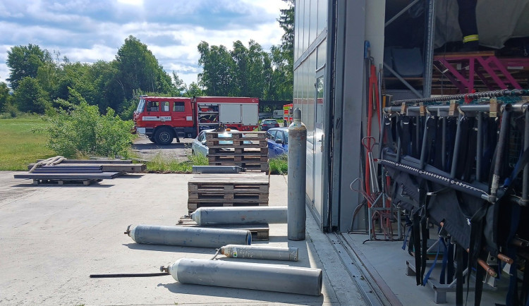 Prasklá hadice tlakových lahví na letišti způsobila vážné popáleniny u jednoho muže