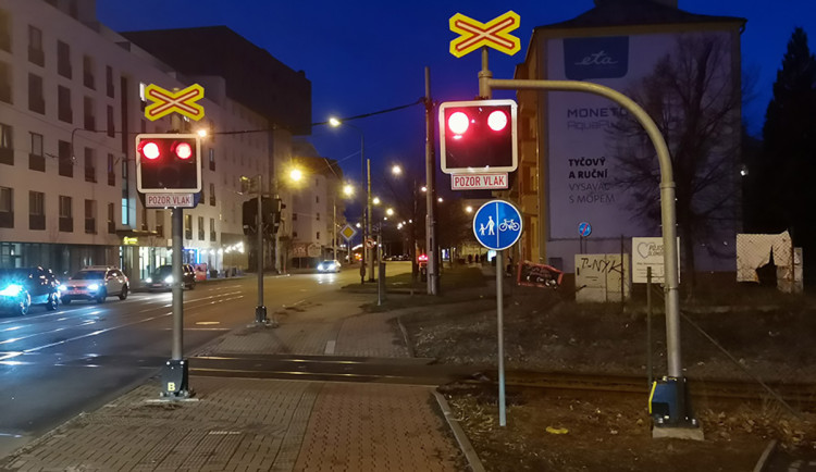 Na železnici v Olomouci někdo dal desítky kamenů. Případ šetří policie