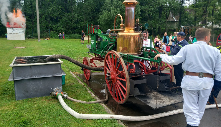 FOTO: Hasiči v Kamenici slaví 150 let, na hřišti hasili Hostinec U dobrých lidí