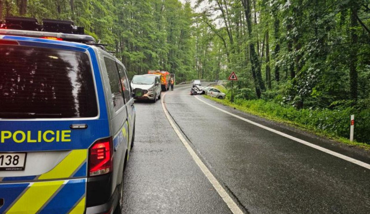 Smrtelná nehoda, řidička Renaultu zahynula po srážce s BMW a Hyundai