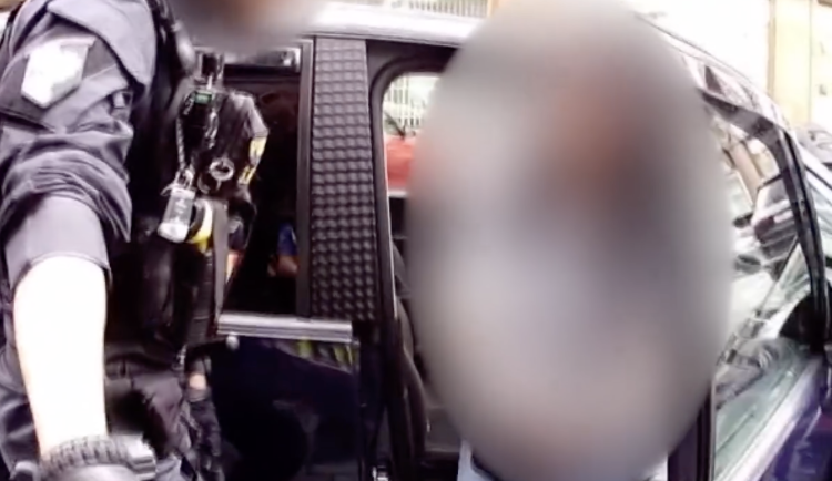 Strážník odhalil padělaný průkaz pro invalidy. Řidiči hrozí i trestní stíhání.