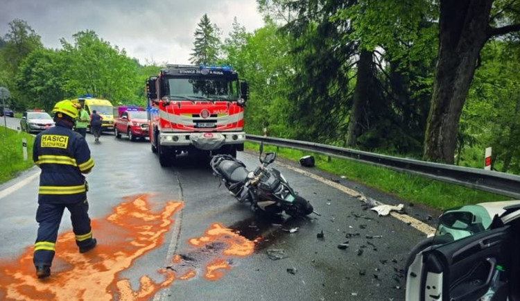 Motorkář se těžce zranil na Šumavě. Spadl z motorky na kluzké skvrně a narazil do osobáku