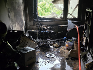 Dva ranní požáry v Praze zaměstnaly hasiče, z budovy zachránili i želvu