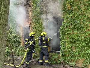 Dva ranní požáry v Praze zaměstnaly hasiče, z budovy zachránili i želvu