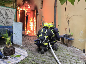 Dva ranní požáry v Praze zaměstnaly hasiče, z budovy zachránili i želvu