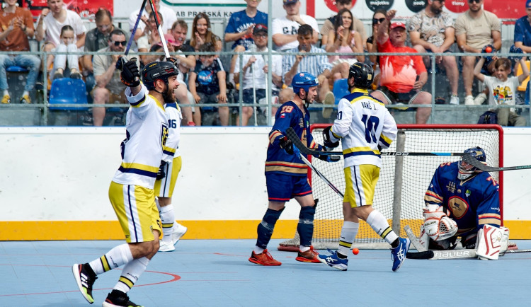 Hokejbalisté Hostivaře slaví premiérový titul.