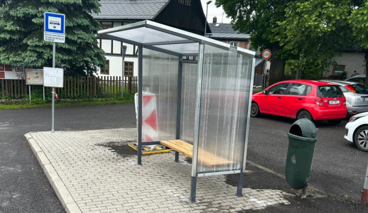 Výměnu autobusových čekáren v Jablonci provázejí kvůli dočasným přístřeškům emoce