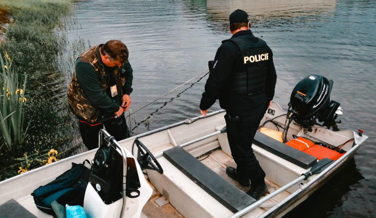 Policisté na přehradě Hracholusky kontrolovali rybáře, pozornosti neuniklo ani 31 cizinců