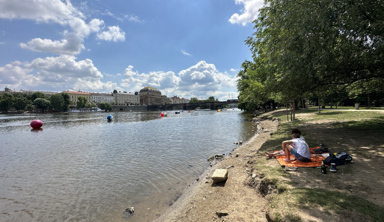 V týdnu dorazí léto. Teploty se dostanou k tropické třicítce