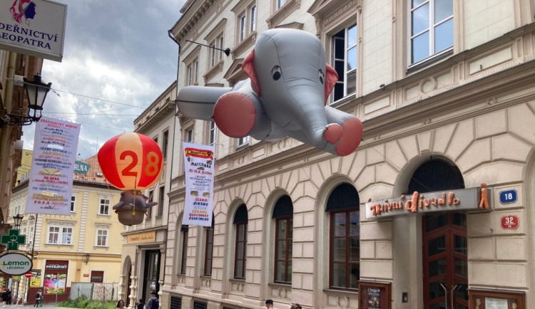 Mezinárodní loutkářský festival Mateřinka začíná, nafukovací sloni už vlají