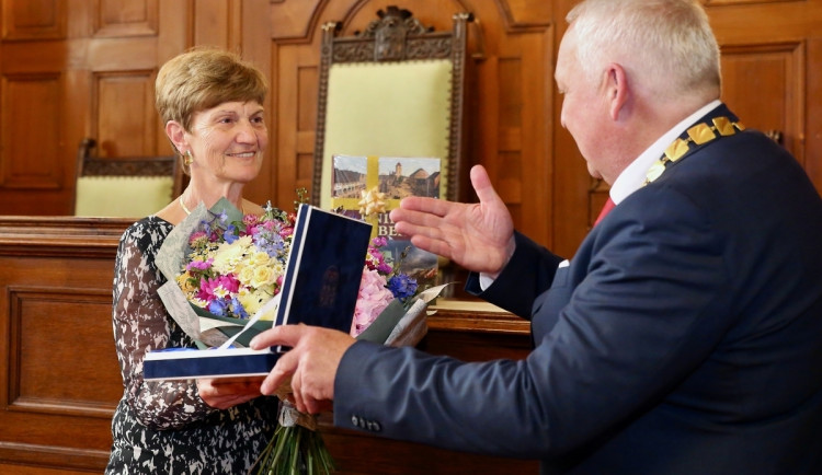 Liberec uctil emeritní primářku Lenku Walterovou medailí města