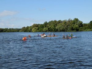 Středoškoláci stavěli na ČVUT kánoe z betonu, výtvory prověří při závodu na Šeberáku