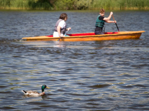 Středoškoláci stavěli na ČVUT kánoe z betonu, výtvory prověří při závodu na Šeberáku