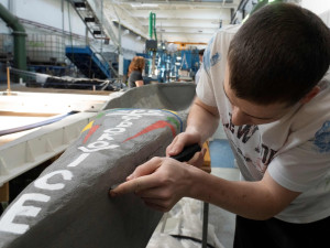 Středoškoláci stavěli na ČVUT kánoe z betonu, výtvory prověří při závodu na Šeberáku