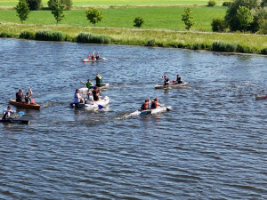 Středoškoláci stavěli na ČVUT kánoe z betonu, výtvory prověří při závodu na Šeberáku
