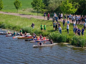 Středoškoláci stavěli na ČVUT kánoe z betonu, výtvory prověří při závodu na Šeberáku