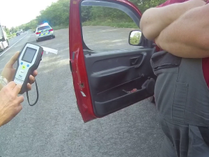 VIDEO: Muž do sebe po práci naklopil víno a jel autem domů. Naměřili mu 3,5 promile