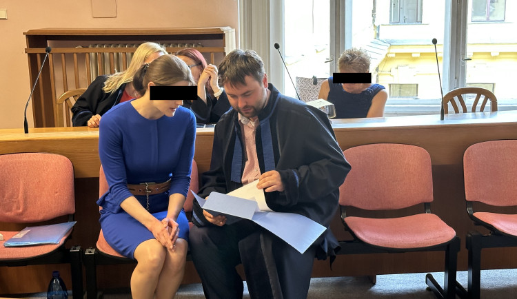 Za vraždu vůdce sekty dostala zubařka 12 let vězení, tělocvikářka o rok víc