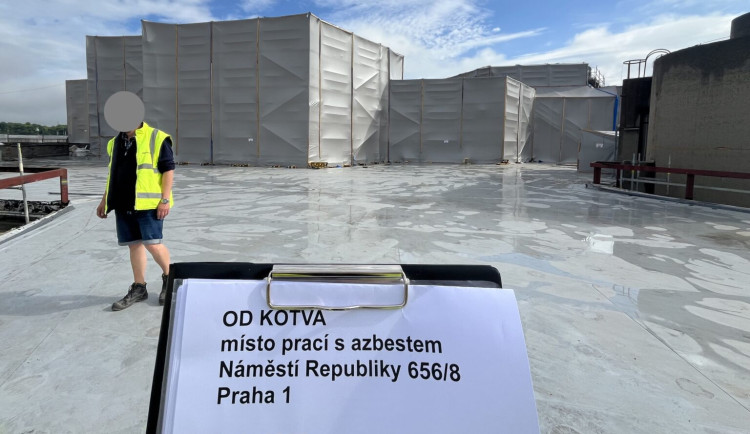 Na odstraňování azbestu při rekonstrukci Kotvy dohlížejí hygienici.