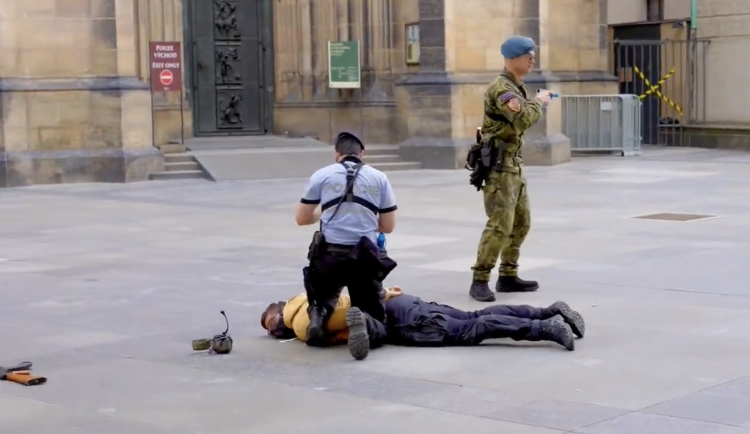 VIDEO: Na Pražském hradě cvičí zásah proti útočníkům, jeden střílel a druhý odpálil bombu