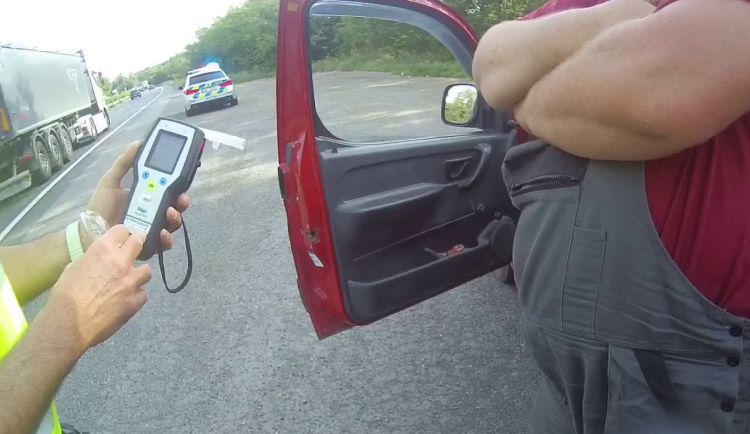 Muže na místě zadrželi.