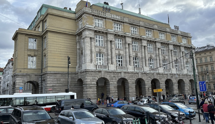Policie odvezla z Filozofické fakulty dva lidi kvůli podivným výrokům na sociálních sítích