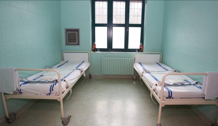 Od divadla na záchytku. Mezitím stihl bezdomovec kousnout strážníka do achilovky