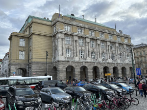 Policie odvezla z Filozofické fakulty dva lidi kvůli podivným výrokům na sociálních sítích