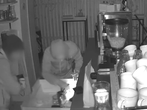 Zloději vykrádali obchody a byty ve velkém. Brali šperky, ale i prášek na praní