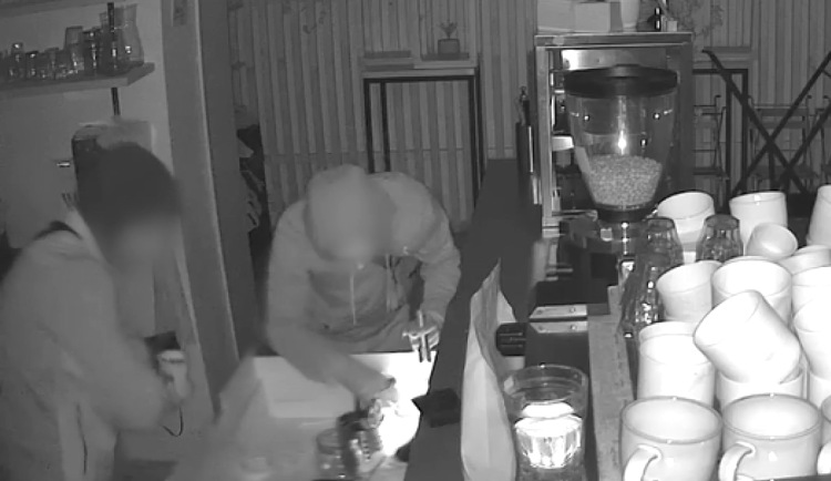 Za kradené věci si zloději kupovali drogy.