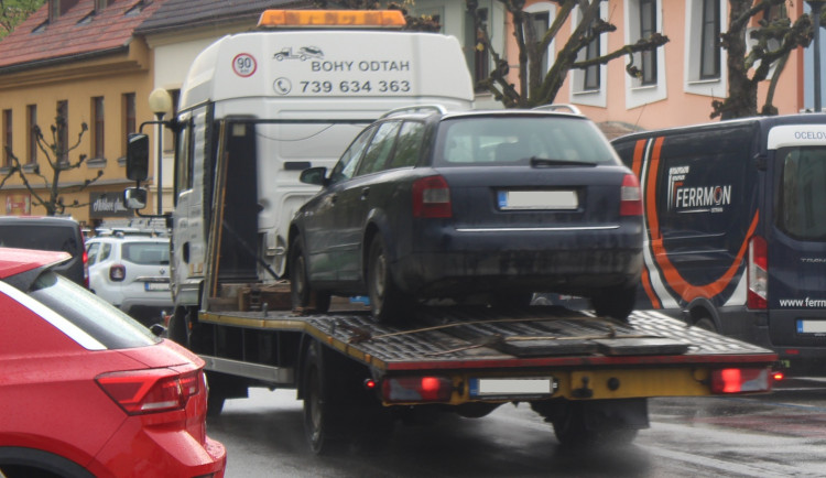 Skončil úklid ulic v Jihlavě. Téměř tři sta odtažených aut se blížilo rekordu