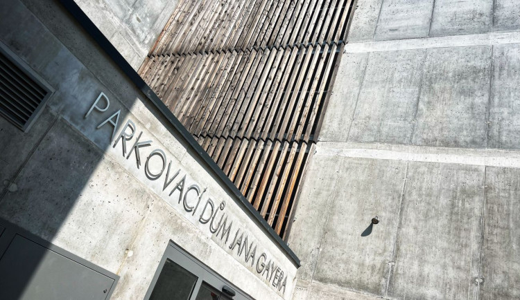 Komplikace pro řidiče: Uzavřený parkovací dům Jana Gayera v Hradci Králové