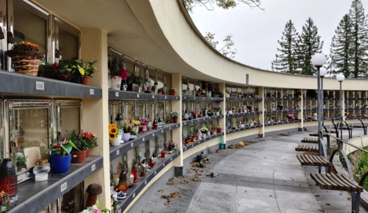 Lidé zůstávají uzamčeni na ústředním hřbitově, který zkrátil otevírací dobu