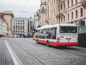 Žena uvízla v zavírajících se dveřích autobusu, spadla a zranila se. Policie hledá svědky