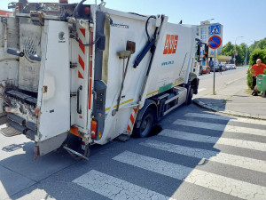V Kobylisích se pod popelářských autem propadla silnice, musí ho vytáhnout jeřáb